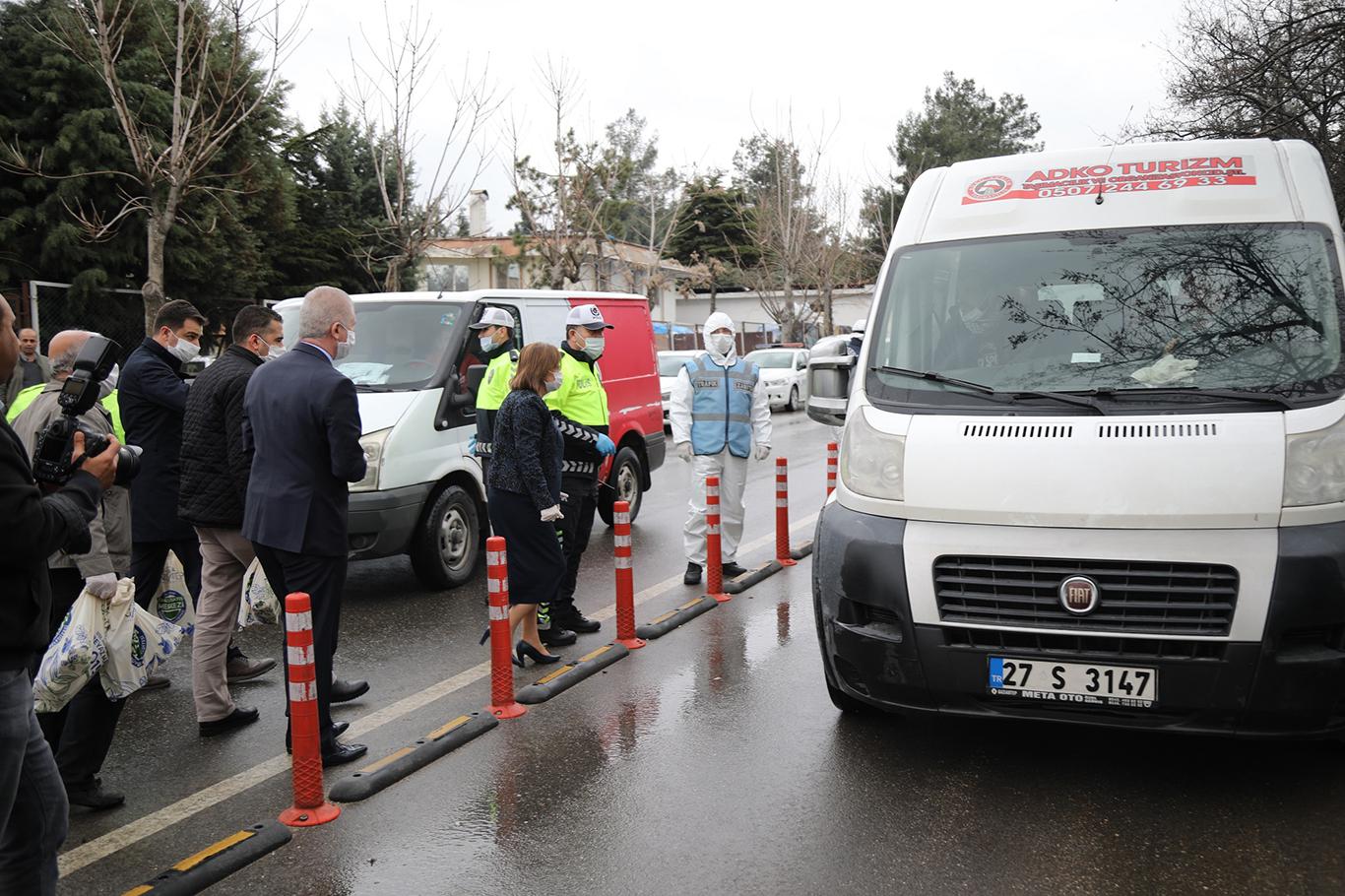 Gaziantep Valisi Gül, işçi servilerinde sosyal mesafe denetimi yaptı